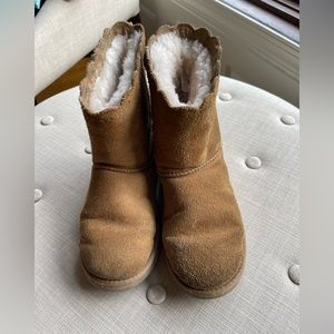 Girls Uggs size 4 in chestnut